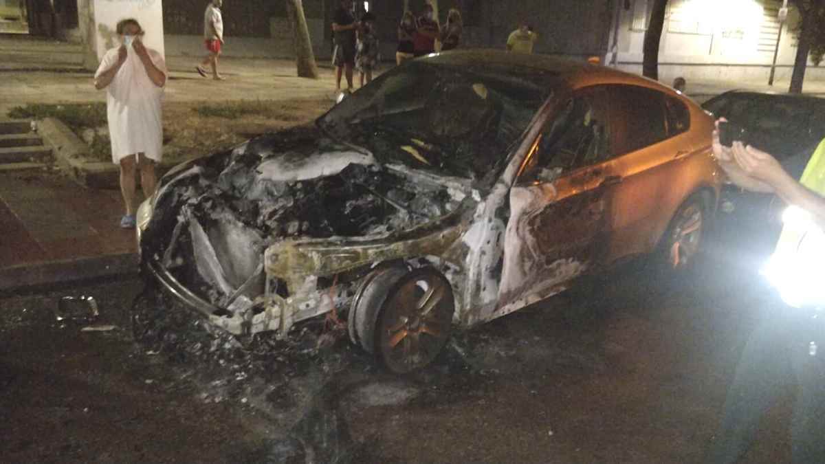 Prenden en llamas dos coches (BMW y SEAT) en plena madrugada en Jerez y escapan en moto