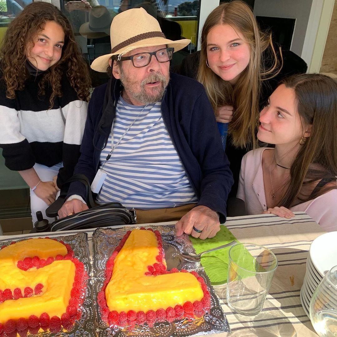 Angel Casas junto a sus nietas en su 75 cumpleaños