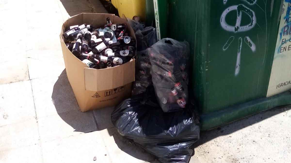 Turistas y vecinos de Barbate se quejan de suciedad y falta de recogida de basuras en pleno verano 