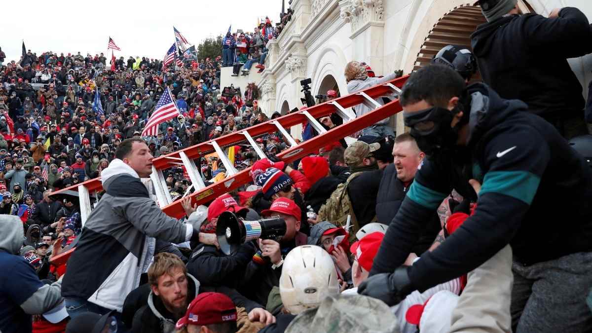 Estados Unidos advierte una posible escalada de violencia por teorías de conspiración 