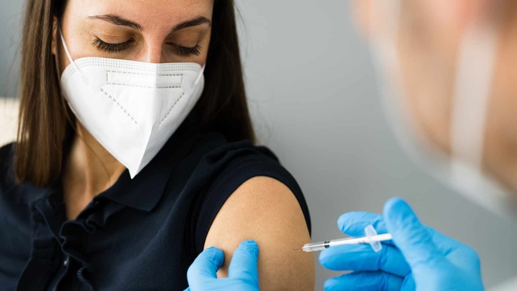 La vacuna de la gripe sí reduce ciertos riesgos en pacientes Covid-19