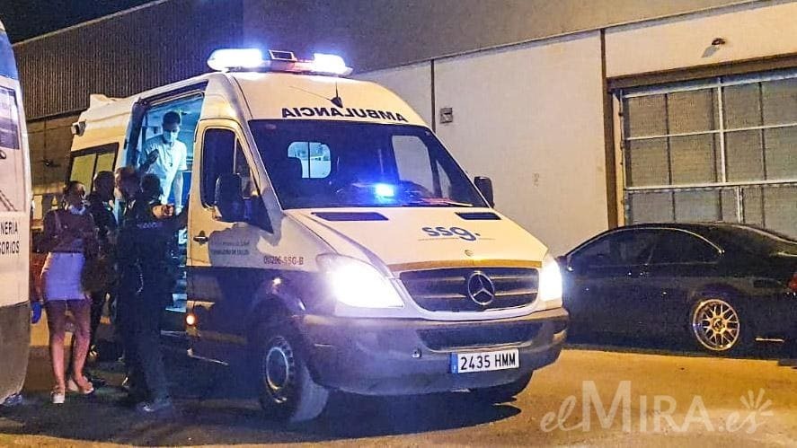 Ambulancia atendiendo a herido en la pelea en una discoteca de Jerez en plena madrugada de ola de calor