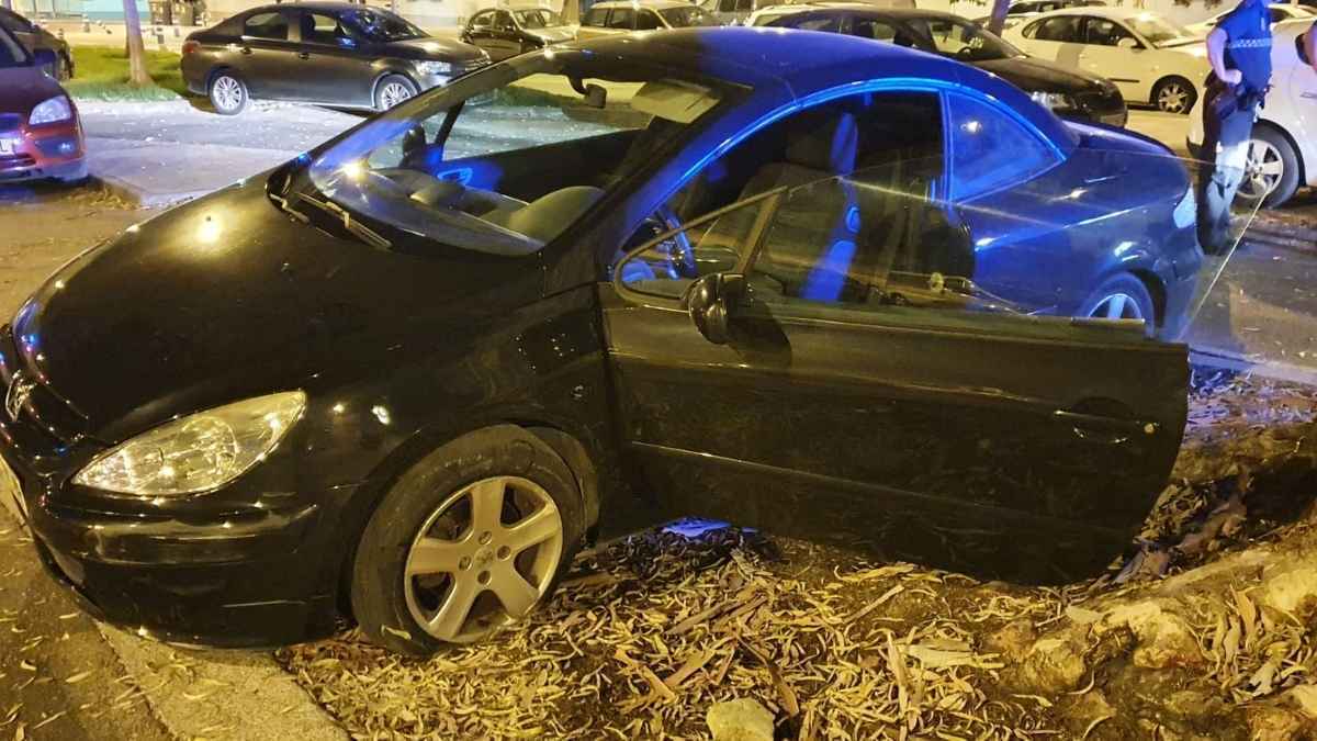 Roba un Peugeot descapotable y todo bebido va en dirección contraria por calles de Jerez