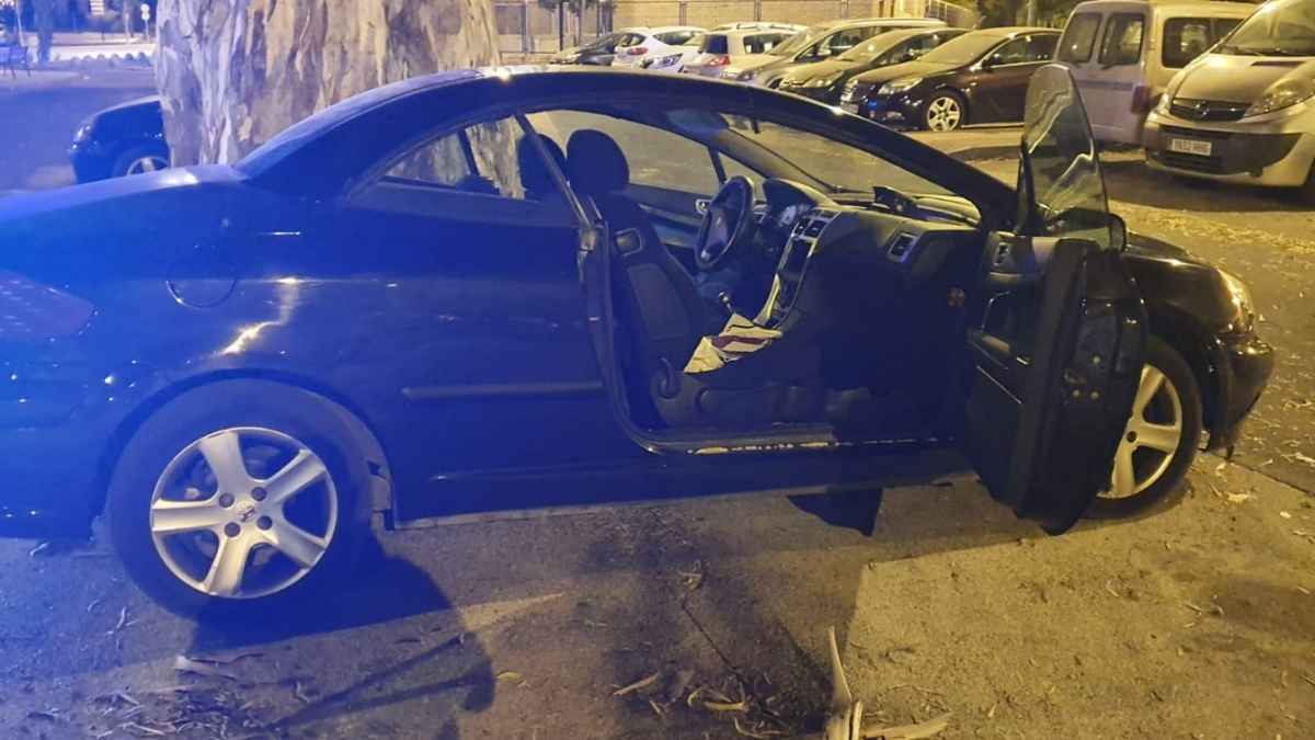 Roba un Peugeot descapotable y todo bebido va en dirección contraria por calles de Jerez