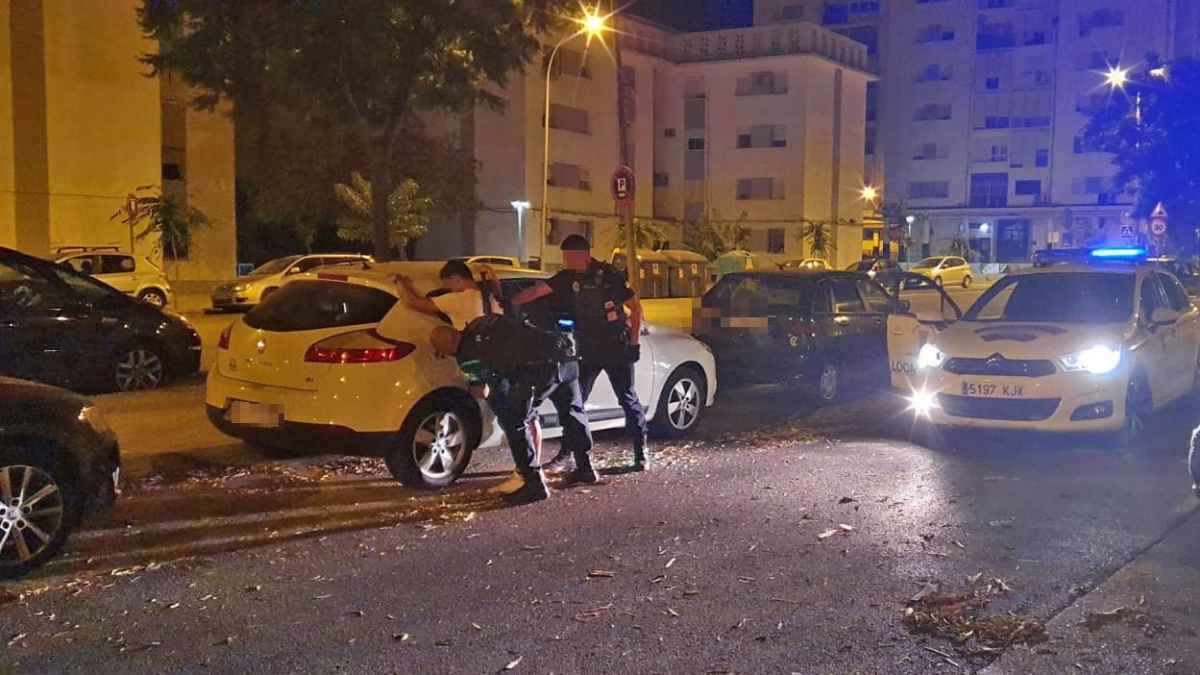 Roba un Peugeot descapotable y todo bebido va en dirección contraria por calles de Jerez