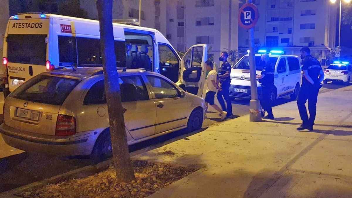 Roba un Peugeot descapotable y todo bebido va en dirección contraria por calles de Jerez