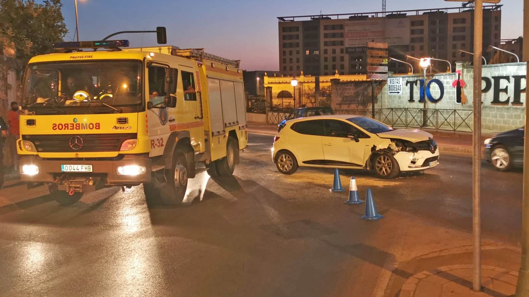 Varios heridos en Jerez al chocar un Renault Clio con un Opel Zafira