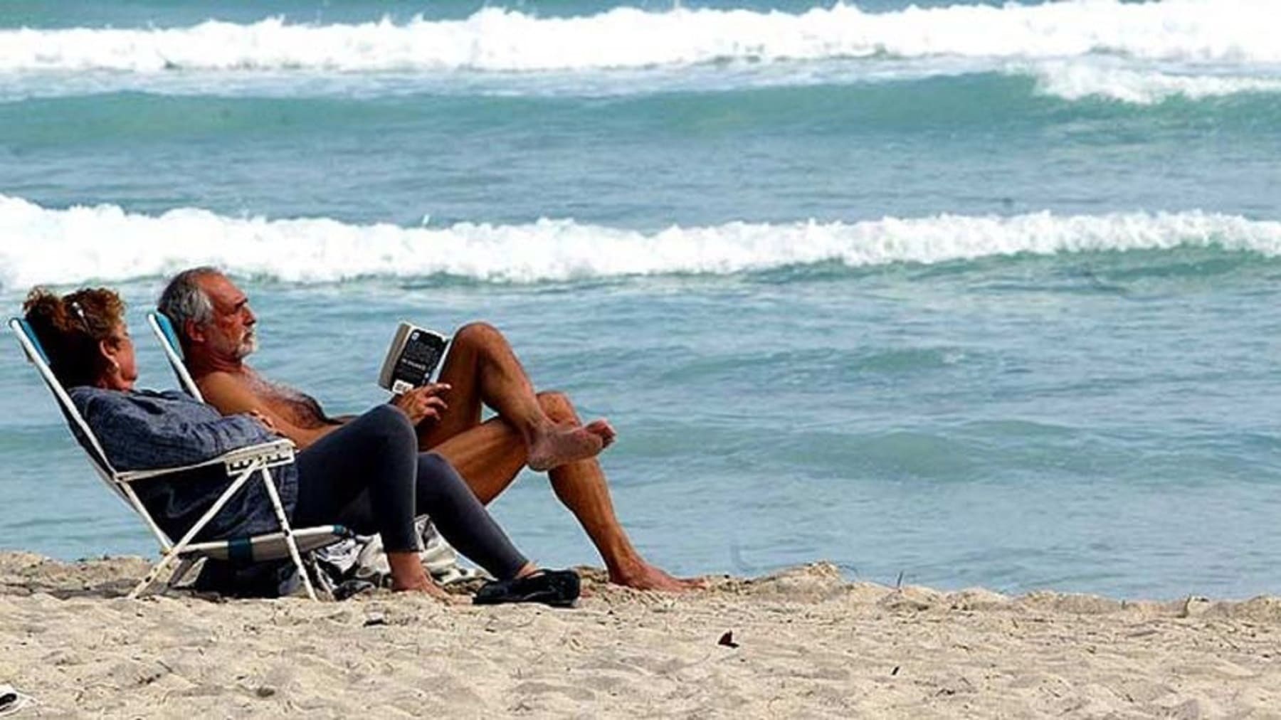 Jubilados disfrutan de un día de playa en España