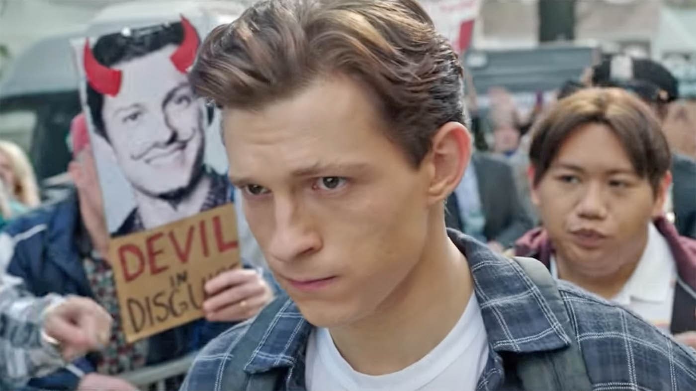 La identidad de Peter Parker (Tom Holland) es descubierta en Spider-Man: Lejos de Casa