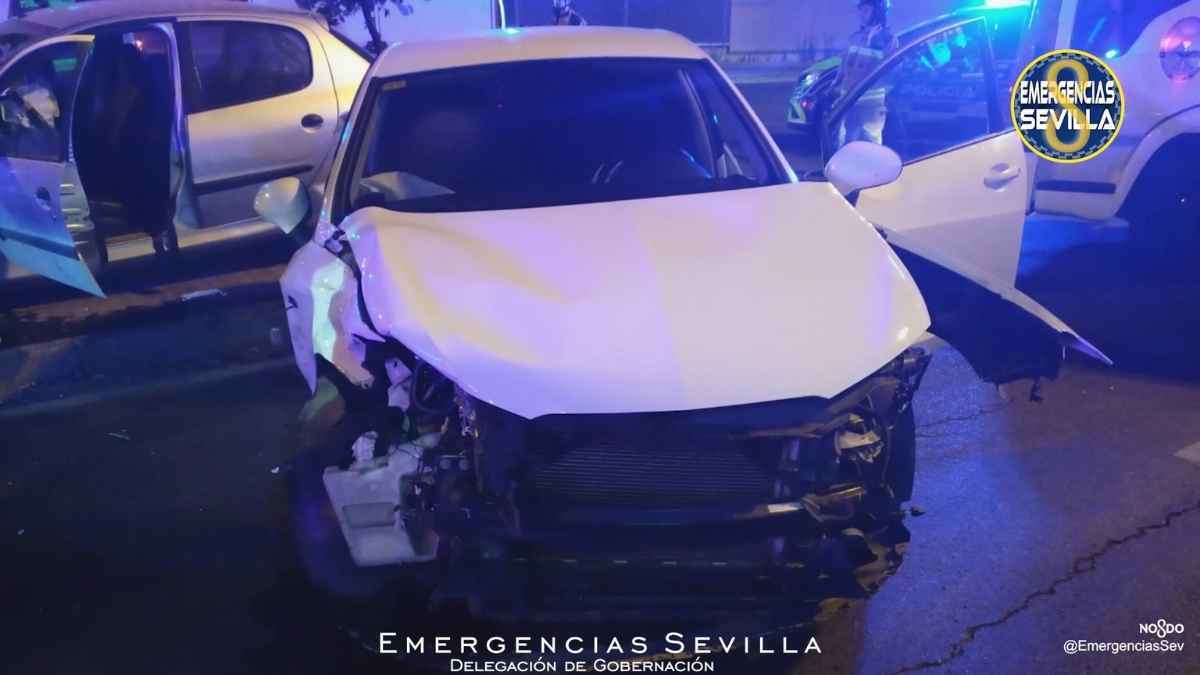 Brutal accidente con colisión entre dos coches en Sevilla