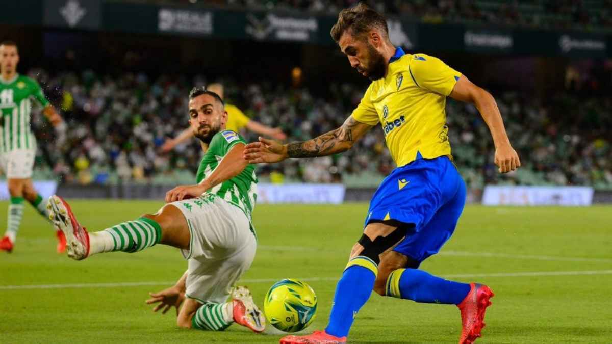 Alberto Perea encara a Martín Montoya en el Real Betis - Cádiz CF