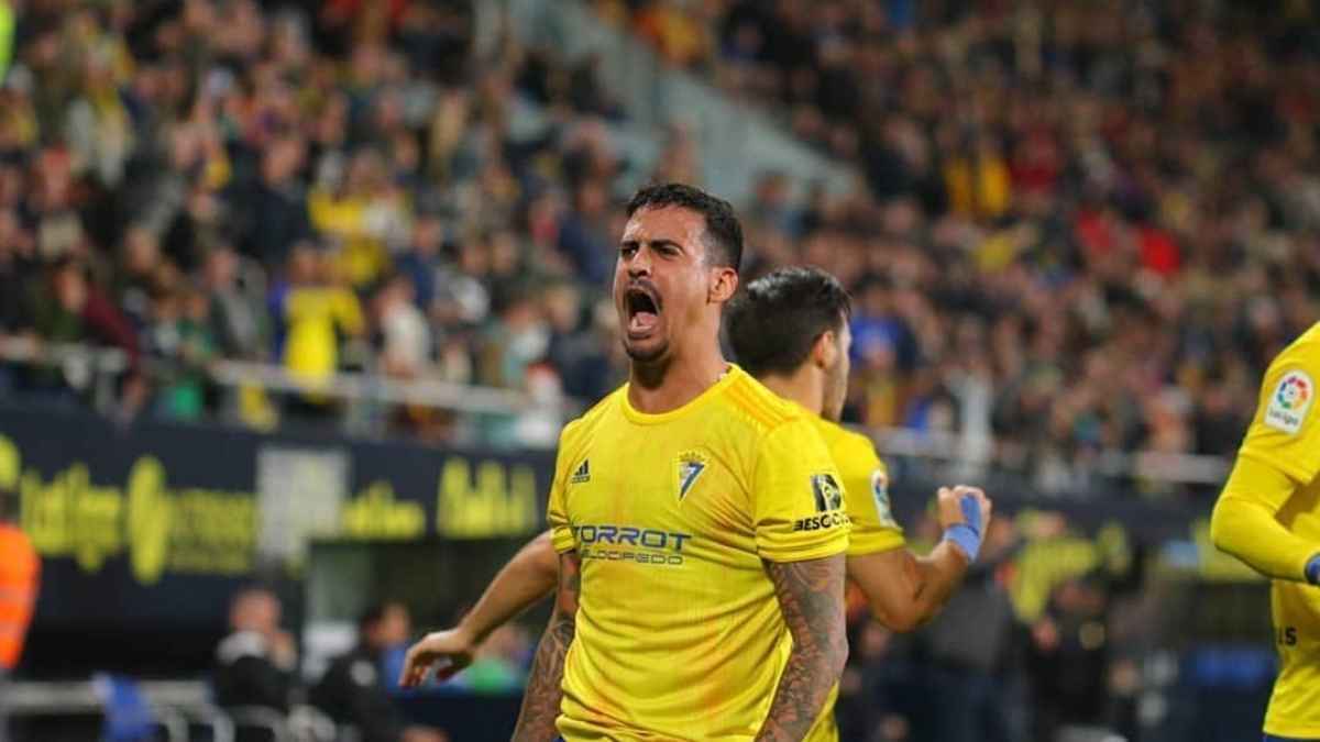 Nano Mesa, nuevo jugador del Real Zaragoza, celebra un tanto con el Cádiz CF