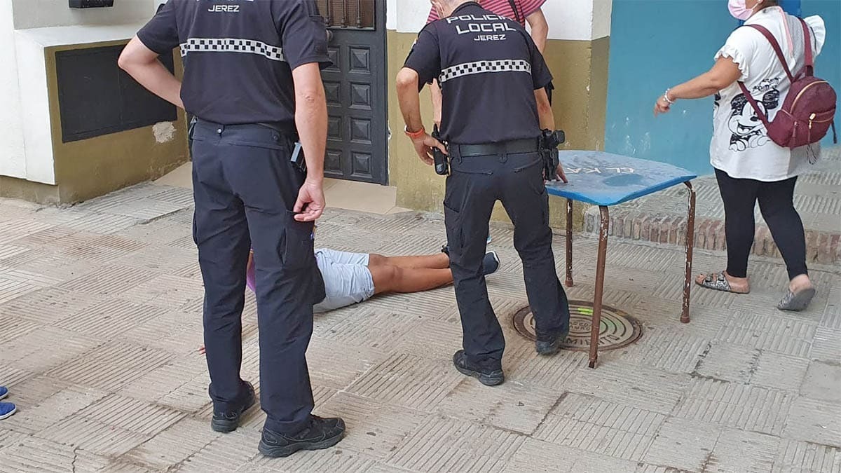 Pisa una alcantarilla en Jerez y se cae hacia adentro