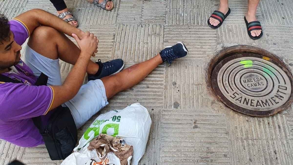 Pisa una alcantarilla en Jerez y se cae hacia adentro  