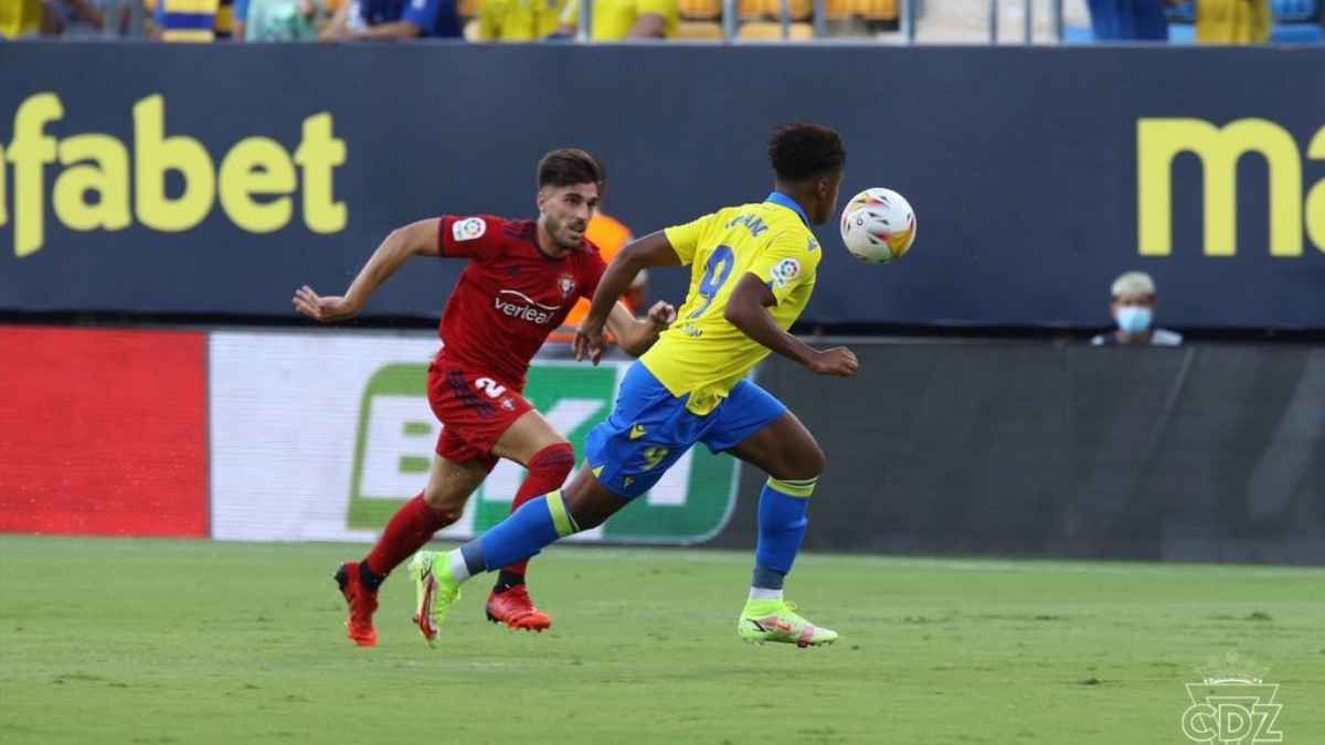 Choco Lozano controla el esférico en el Cádiz CF - CA Osasuna