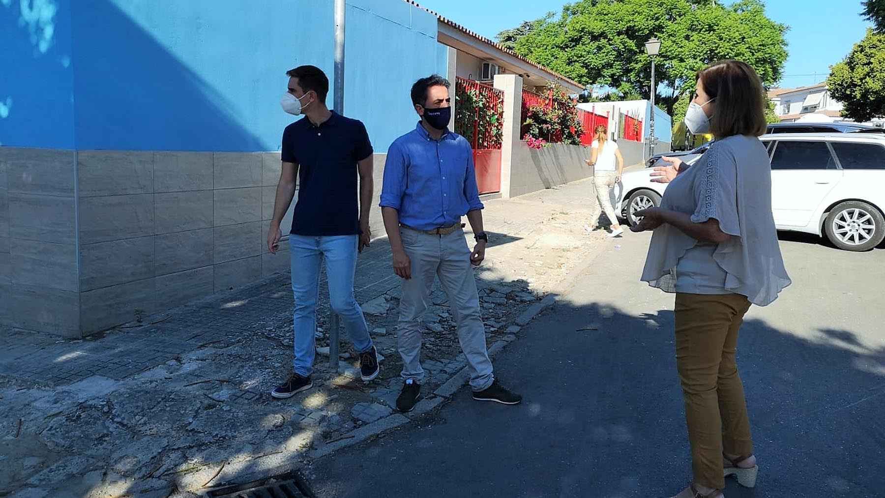 Miembros del PP durante su visita por las calles de Montealto