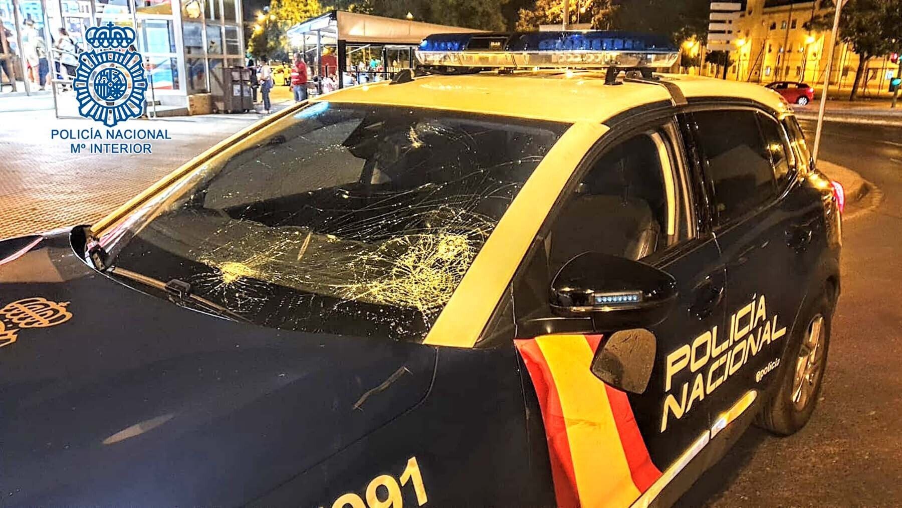 Coche de la Policía Nacional con la luna rota