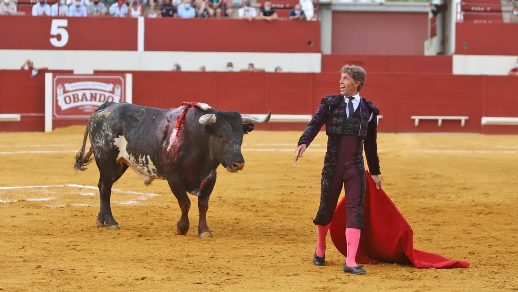 2 Escribano con un miura