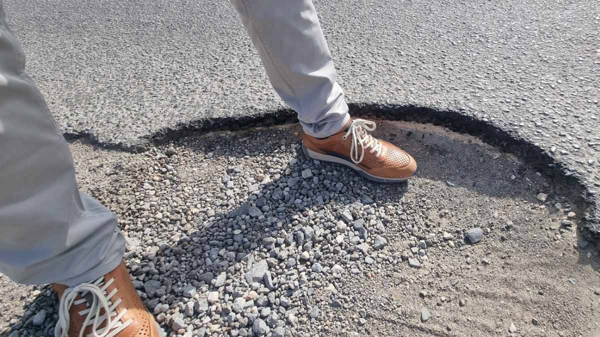 El camino de Los Brocales en Torremolinos es peligroso por si asfaltado y falta de alumbrado público 