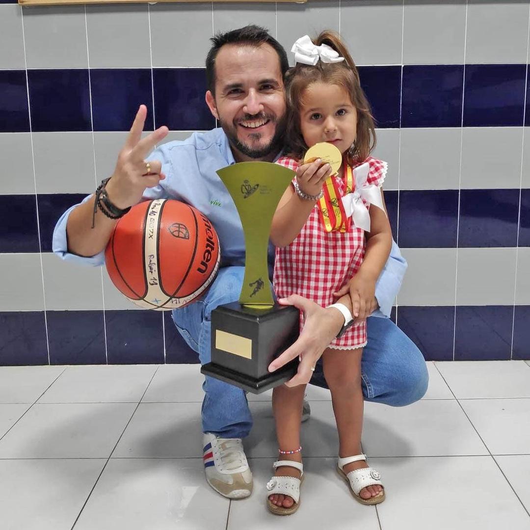Alberto Nieto, segundo entrenador de la Selección Andaluza de Baloncesto Infantil Masculina, con su hija Paula