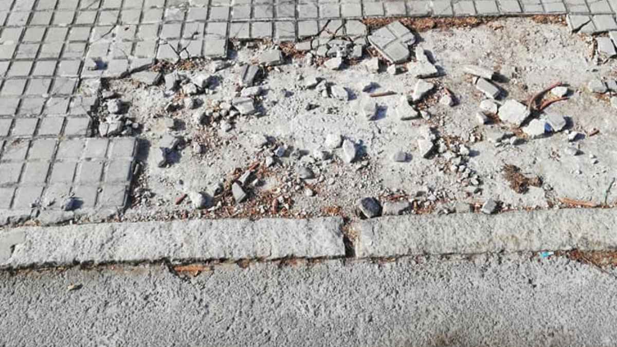 Cae un bebé en brazos de su madre por el mal estado de la acera en <a  data-cke-saved-href='https://www.elmira.es/seccion/jerez/' href='https://www.elmira.es/seccion/jerez/'
                                       title='Jerez' target='_blank'>Jerez</a> 