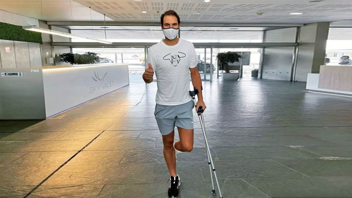Rafa Nadal en muletas