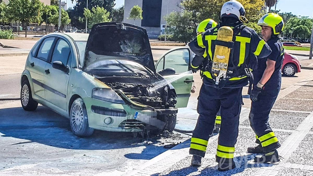 El coche de una trabajadora del Centro Comercial Carrefour Jerez Norte salta en llamas 