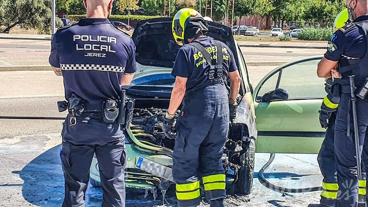 El coche de una trabajadora del Centro Comercial Carrefour Jerez Norte salta en llamas  