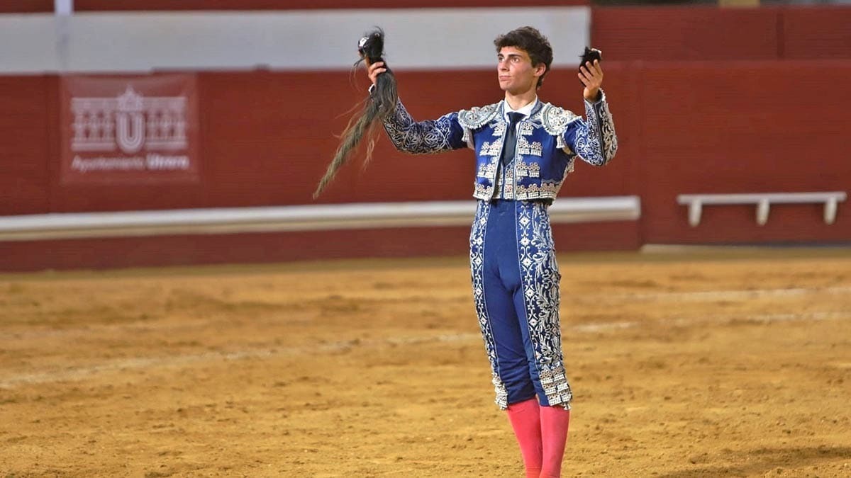 4 Cuatro novilleros a hombros (2)