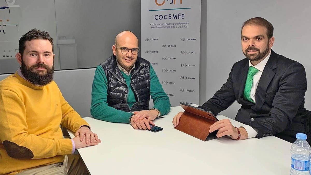 Francisco Zuasti, a la derecha, reunido con la Confederación de Personas con Discapacidad (COCEMFE) - Archivo