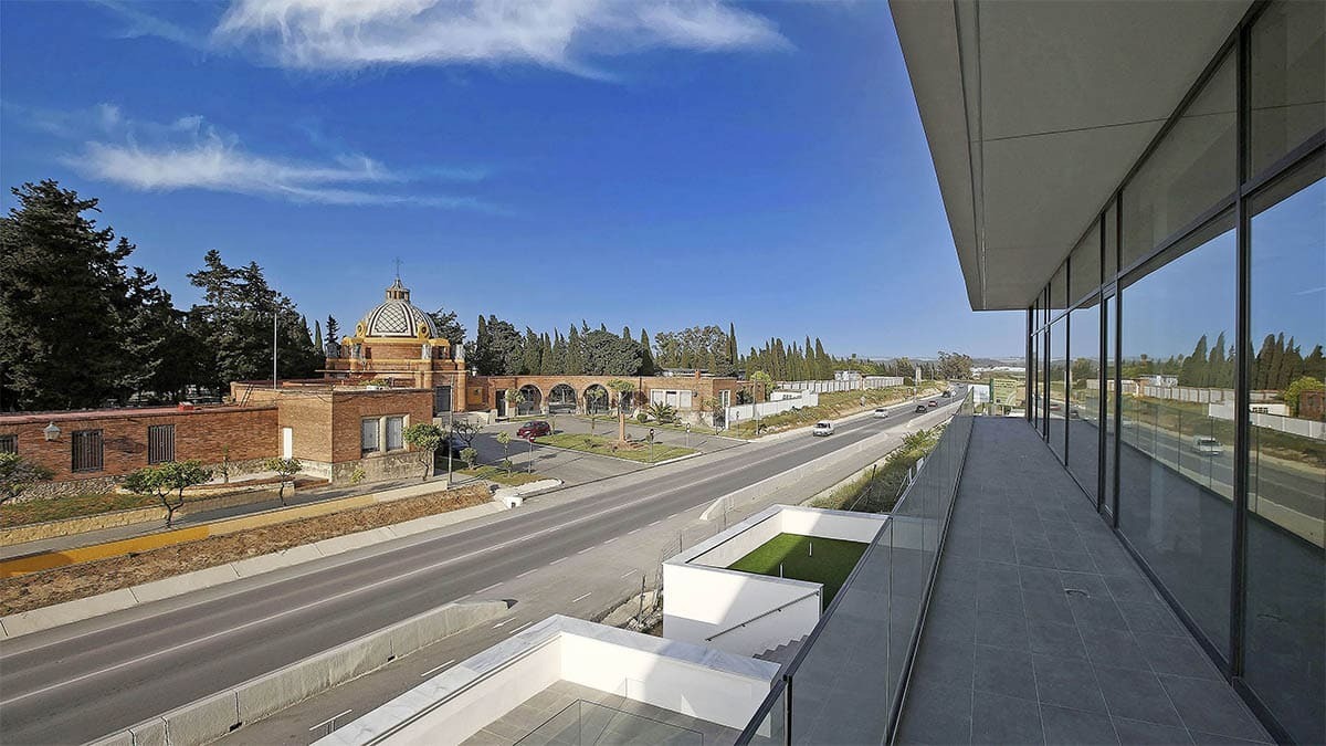 Vistas al cementerio desde Mémora, nuevo tanatorio de Jerez de la Frontera 