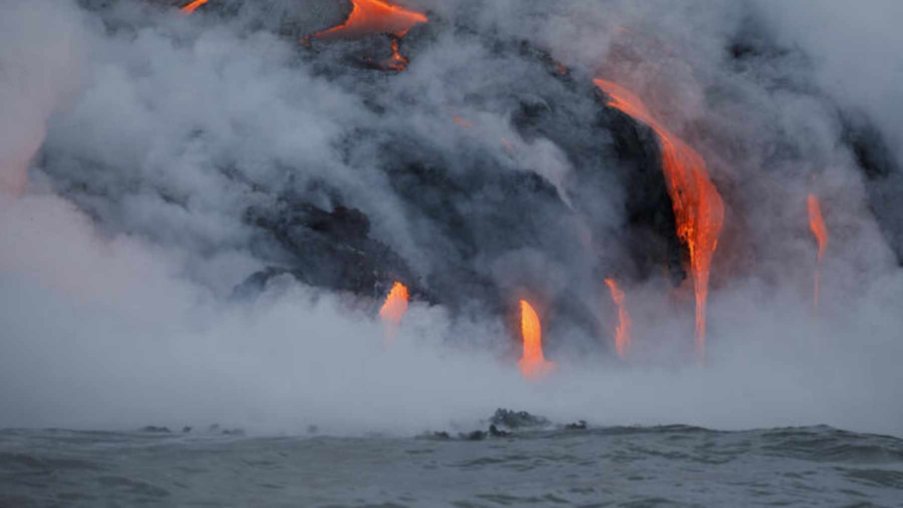 Queda lo peor: La Palma sufrifá explosiones y lluvia ácida cuando la lava volcánica llegue al mar
