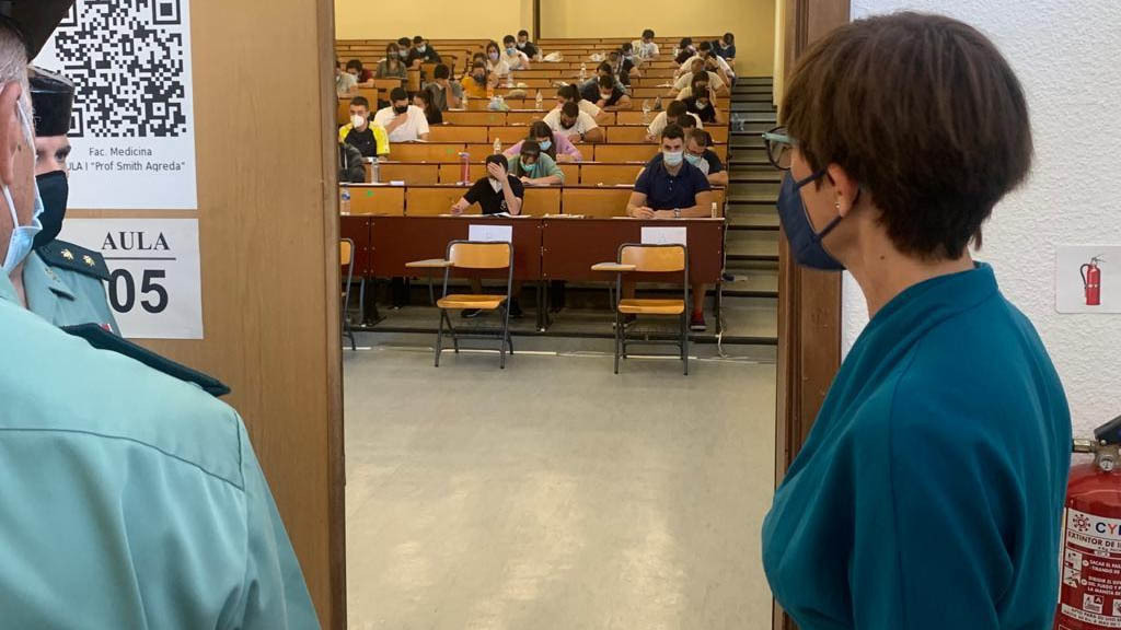 La directora general de la Guardia Civil, María Gámez, ha estado presente en la sede de exámenes en la Universidad de Málaga