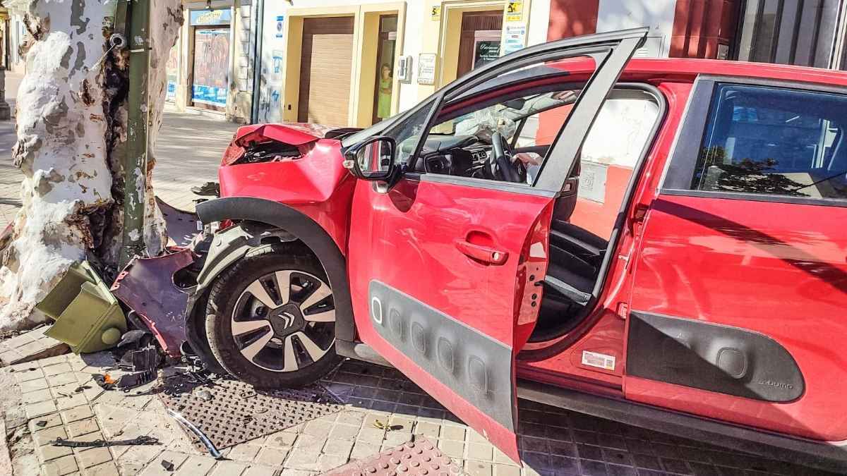 Niña de 3 años herida en <a  data-cke-saved-href='https://www.elmira.es/seccion/jerez/' href='https://www.elmira.es/seccion/jerez/'
                                       title='Jerez' target='_blank'>Jerez</a> tras empotrarse el padre contra un semáforo 