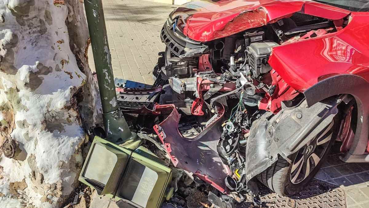 Niña de 3 años herida en <a  data-cke-saved-href='https://www.elmira.es/seccion/jerez/' href='https://www.elmira.es/seccion/jerez/'
                                       title='Jerez' target='_blank'>Jerez</a> tras empotrarse el padre contra un semáforo  