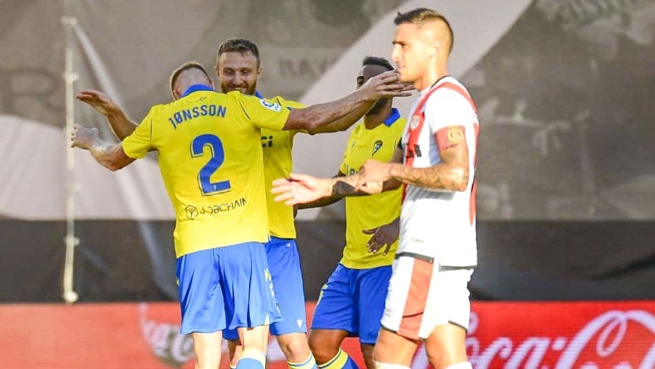 Jens Jonsson y Haroyan celebran el empate del Cádiz CF en Vallecas