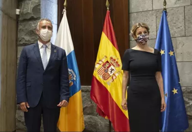 El presidente de Canarias, Ángel Víctor Torres, y la vicepresidenta segunda del Gobierno y ministra de Trabajo y Economía Social, Yolanda Díaz