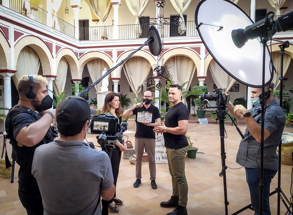 
<p>   SEVILLA, 27 (EUROPA PRESS)</p>
<p>   El filólogo y rapero sevillano Sergio López, más conocido como Haze, conducirá 'Elio', un documental sobre la vida de Antonio de Nebrija, autor de la primera gramática castellana.</p>
<p>   El proyecto audiovisual es una coproducción del Grupo ADM y la productora Lateral, y estará dirigido por los periodistas Pepe Barahona y Fernando Ruso, coautores del guion que también firma la dramaturga Ana Graciani.</p>
<p>   A modo de 'road movie', el documental recorre desde este domingo las ciudades en las que Nebrija vivió y en las que elaboró su 