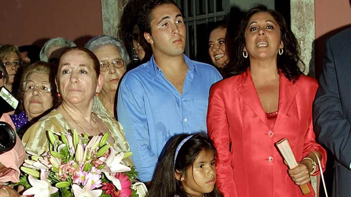 Ana María Martín Villegas junto a su hija Isabel Pantoja y sus nietos Kiko Rivera e Isa Pantoja