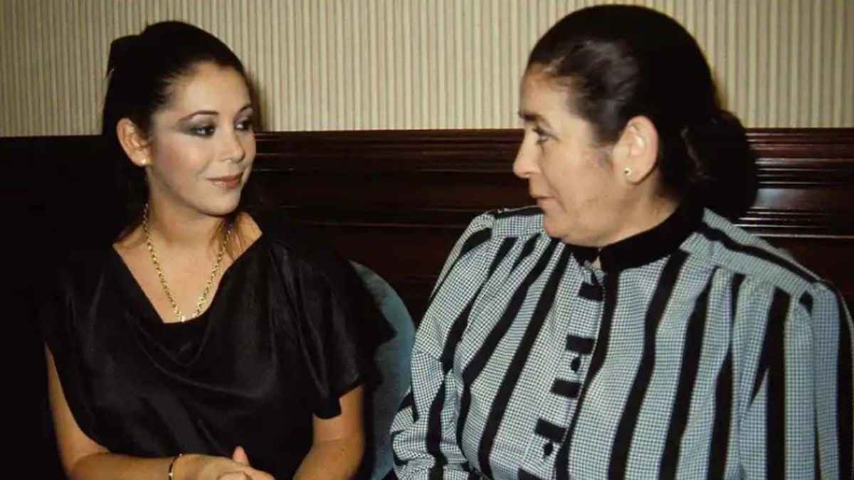 Ana María Martín Villegas junto a su hija Isabel Pantoja