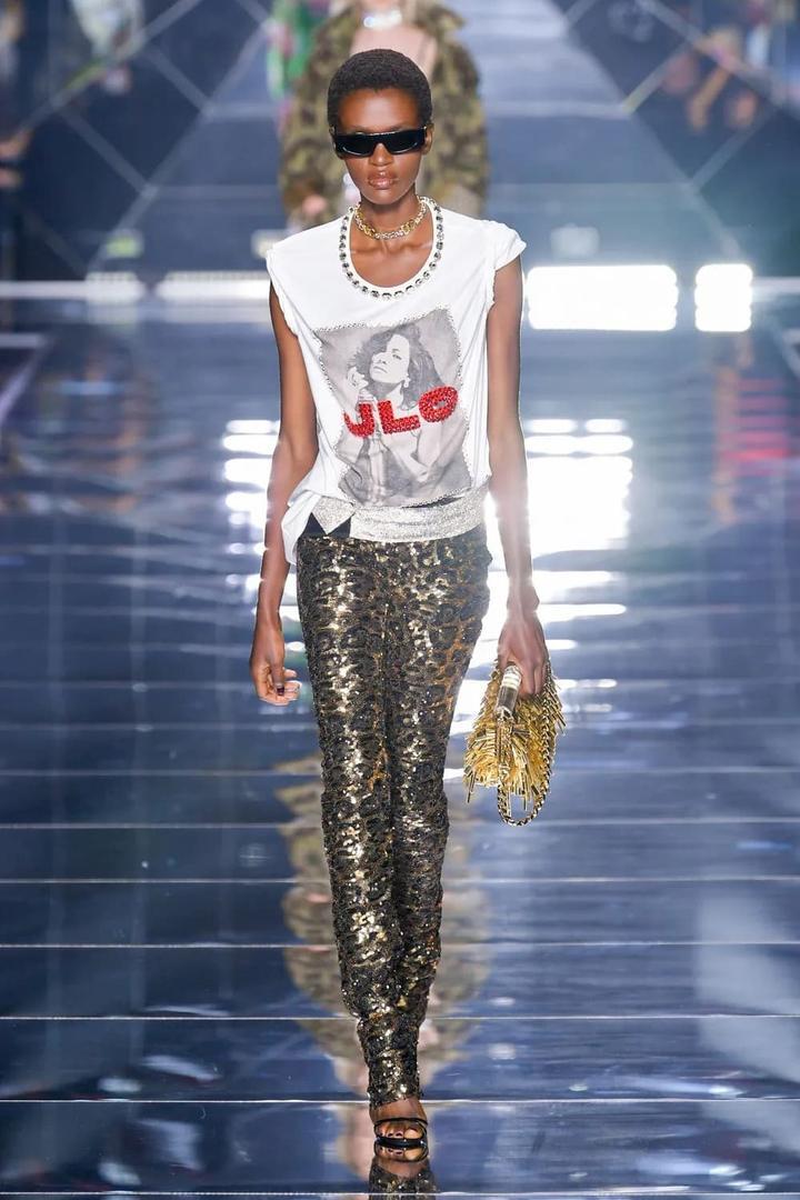 Dolce & Gabbana se rinde a los pies y la belleza de Jennifer López en la Semana de la Moda de Milán - Italia  