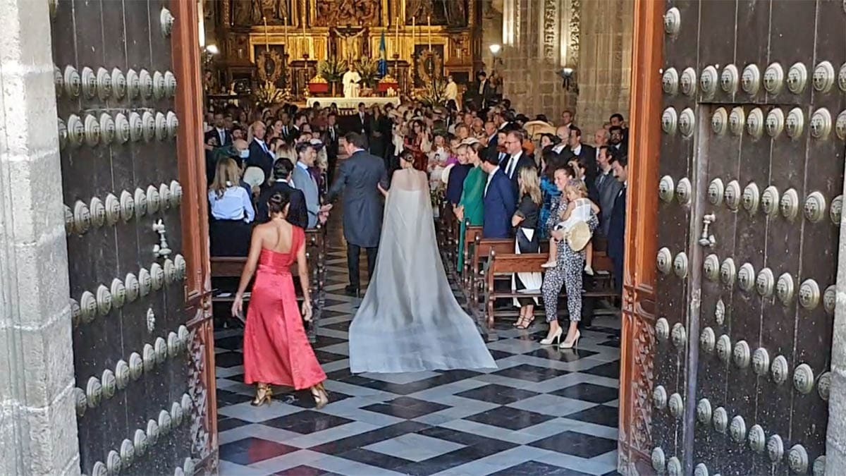 Las primeras y mejores fotos de la boda de Claudia Osborne, hija de <a  data-cke-saved-href='/tag/bertin-osborne' href='/tag/bertin-osborne'
                                       target='_blank'>Bertín Osborne</a> en <a  data-cke-saved-href='https://www.elmira.es/seccion/jerez/' href='https://www.elmira.es/seccion/jerez/'
                                       title='Jerez' target='_blank'>Jerez</a>  | Jesús Catalán para <a  data-cke-saved-href='https://www.elmira.es' href='https://www.elmira.es'
                                       title='El MIRA' target='_blank'>El MIRA</a>