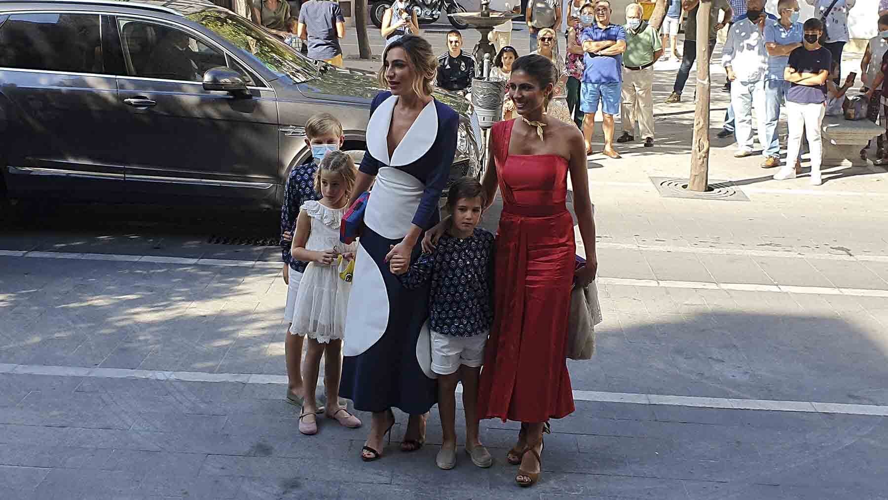 Eugenia Osborne, acompañada por sus tres hijos, y Ana Cristina Portillo | Jesús Catalán para El MIRA