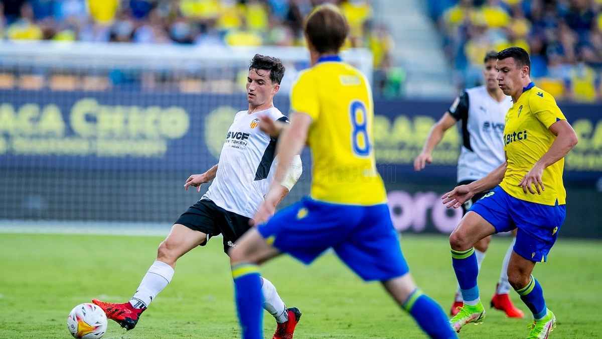 Guillamón realiza un pase ante la atenta mirada de Álex Fernández