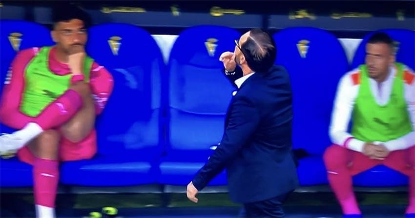 José Bordalás intentando hacer callar a la grada