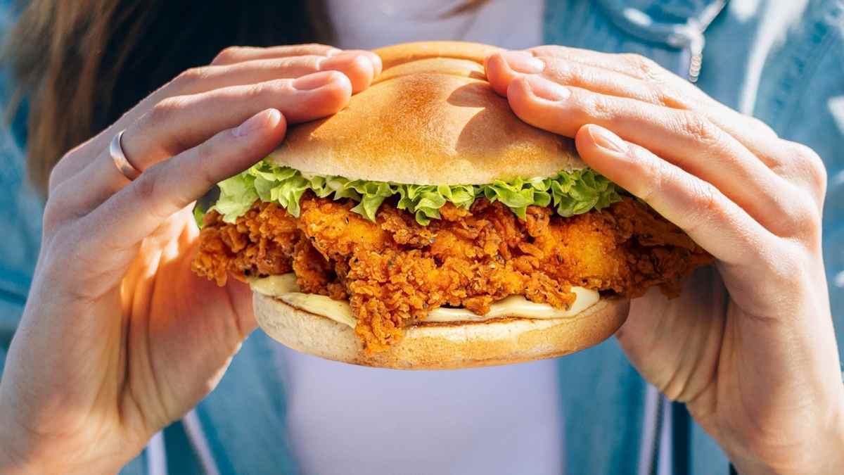 Llega a España Jollibee, el gigante filipino del pollo frito que quiere desbancar a KFC  