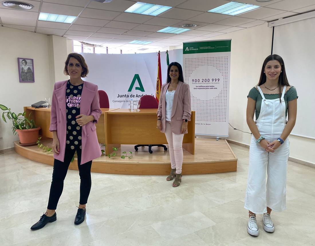 
<p>   MÁLAGA, 4 (EUROPA PRESS)</p>
<p>   La asesora de programa del Instituto Andaluz de la Mujer (IAM) en Málaga, María Encarnación Santiago, ha presentado este lunes una nueva edición del calendario escolar coeducativo para el curso 2021-22 del Instituto Andaluz de la Mujer (IAM), que lleva por título 'Viviendo su sueño. El valor de ser mujer', y que este año presenta una novedad: se han realizado dos calendarios y dos guías para el profesorado con versiones específicas para Educación Primaria y Secundaria.</p>
<p>   Este proyecto reconoce y visibiliza a 12 mujeres referentes de todas las provincias de Andalucía, dos de ellas de la provincia de Málaga, Laura Baena (mes de mayo), presidenta del Club de Malasmadres, y Eva González (mes de agosto), jugadora de fútbol sala, quienes han acompañado a Santiago durante la presentación.</p>
<p>   Este curso el calendario lleva por título 'Viviendo su sueño. El valor de ser mujer' en el que se representa y se da visibilidad a mujeres andaluzas actuales y referentes en sus campos. Se ha hecho una selección de 12 mujeres, de todas las provincias de Andalucía y que abarcan ámbitos muy diversos.</p>
<p>   