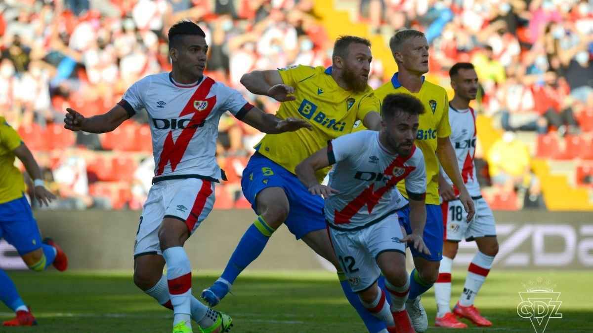 Haroyan pugna con los defensores en el Rayo Vallecano - Cádiz CF