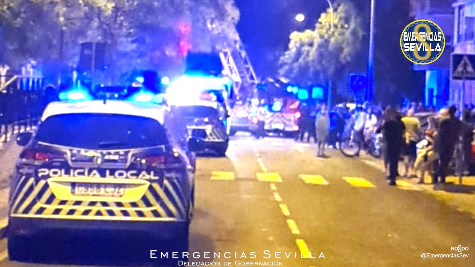 Coches de Policía Local se acercan al lugar del incendio