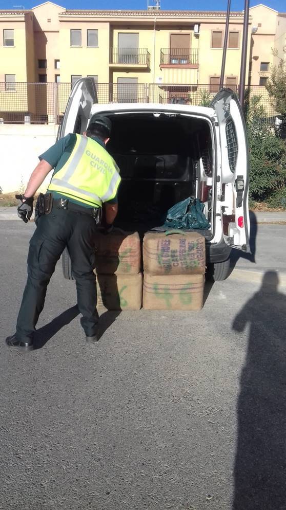 
<p>   GOR (GRANADA), 6 (EUROPA PRESS)</p>
<p>   La Guardia Civil ha interceptado en la A-92N, en el término municipal de Gor (Granada), una furgoneta que transportaba más de 132 kilos de hachís y ha detenido un ciudadano belga de 42 años, sin antecedentes policiales, como presunto autor de un delito contra la salud pública por tráfico de droga.</p>
<p>   La actuación tuvo lugar sobre las 18,15 horas del 4 de octubre, después de que una patrulla de la Guardia Civil de Guadix observara una infracción en una furgoneta que circulaba por el kilómetro 18 de la A-92N dirección Puerto Lumbreras.</p>
<p>   Los agentes interceptaron dicho vehículo con la intención de denunciar a su conductor, pero al ver la actitud sospechosa del conductor y lo nervioso que respondía a las preguntas que se le hacían, decidieron registrar la zona de carga de la furgoneta y descubrieron cuatro fardos de arpillera ocultos debajo de cuatro bolsas de plástico de grandes dimensiones cargados de hachís. Una vez detenido el conductor, los agentes comprobaron que transportaba 132,6 kilos de hachís.</p>
<p>   El equipo de Policía Judicial de la Guardia Civil de Guadix se ha hecho cargo de la droga y del detenido para instruir diligencias y también ha abierto una investigación para tratar de averiguar de dónde procede la droga. Esta actuación responde al esfuerzo que la IV Zona de la Guardia Civil está desarrollando en el Campo de Gibraltar y su zona de influencia para combatir el narcotráfico procedente del norte de África.</p>
      